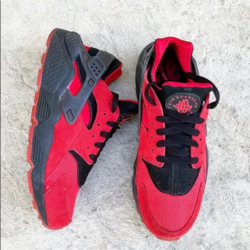 Hard To Find Nikes Red and Black Huaraches Womens 9.5